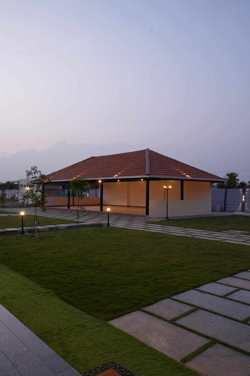 Signature Curved Lawn at CASA RIOH